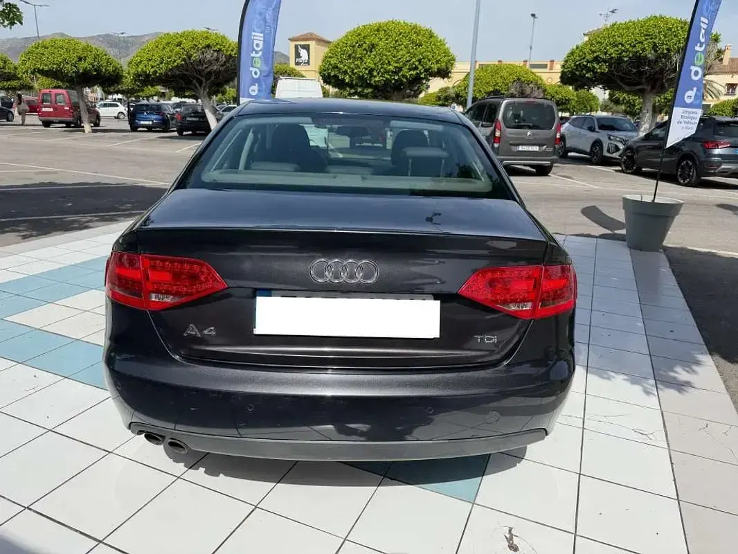 Usado Audi A4 136 CV (100 kW) 2011 Gris Berlina