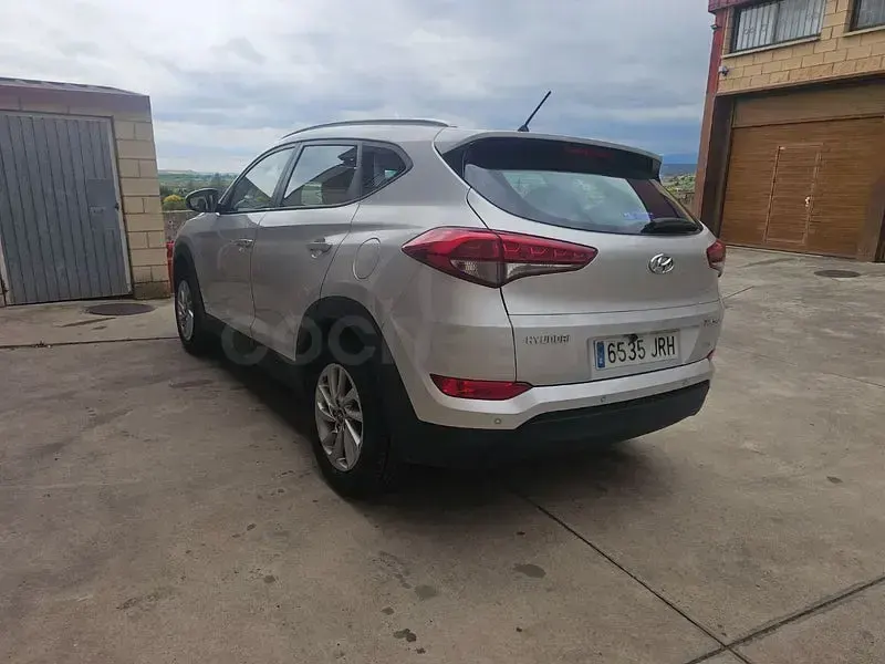 Usado Hyundai Tucson Style 141 CV (103 kW) 2016 Gris / plata SUV