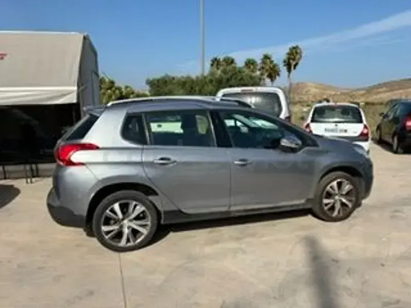 Usado Peugeot 2008 Allure 120 CV (88 kW) 2015 Gris / plata SUV