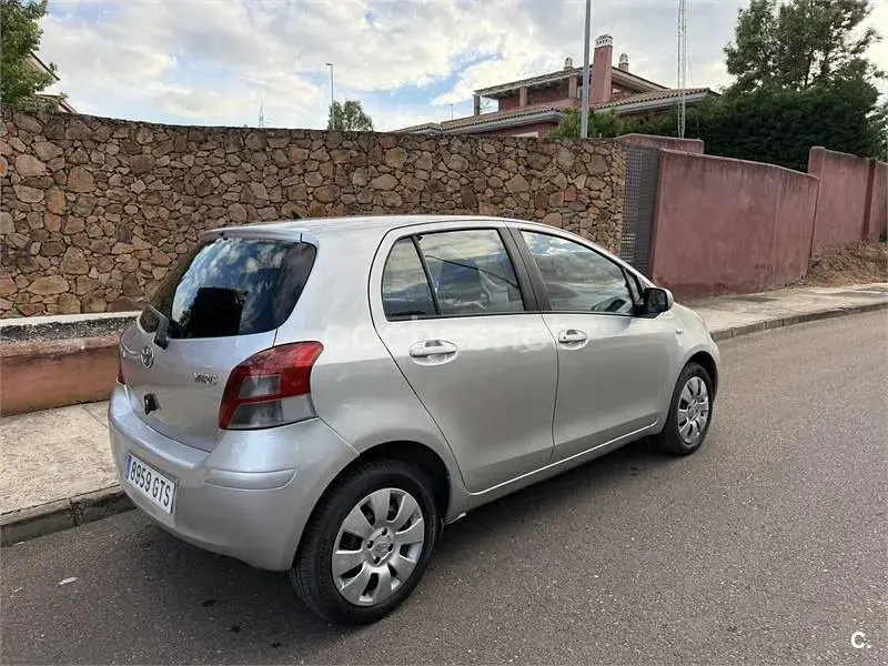 Usado Toyota Yaris 69 CV (50 kW) 2010 Gris / plata Utilitario