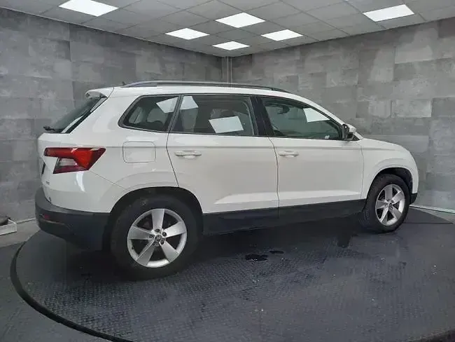 Usado Skoda Karoq Ambition 150 CV (110 kW) 2021 Blanco SUV