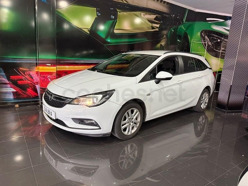 Usado Opel Astra Business 110 CV (80 kW) 2017 Blanco Familiar