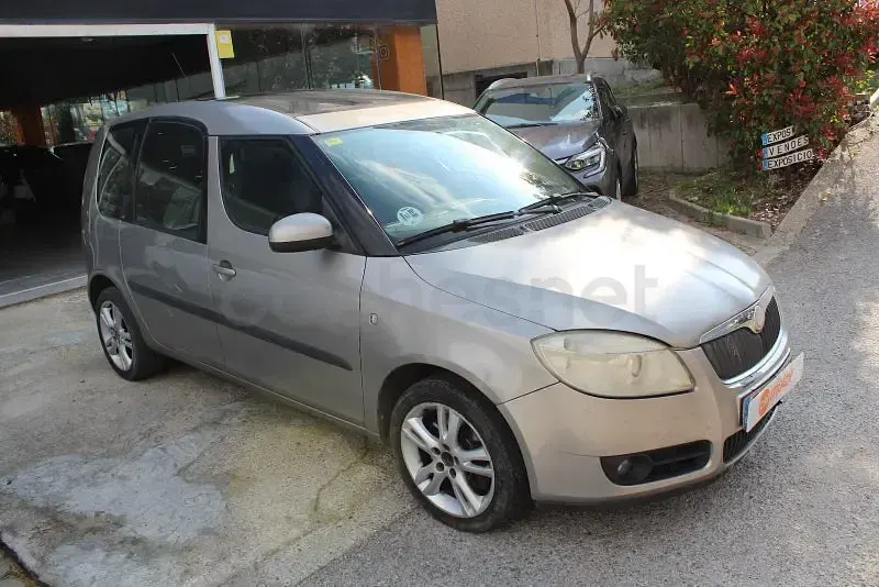 Usado Skoda Roomster 105 CV (77 kW) 2008 Gris / plata Monovolumen
