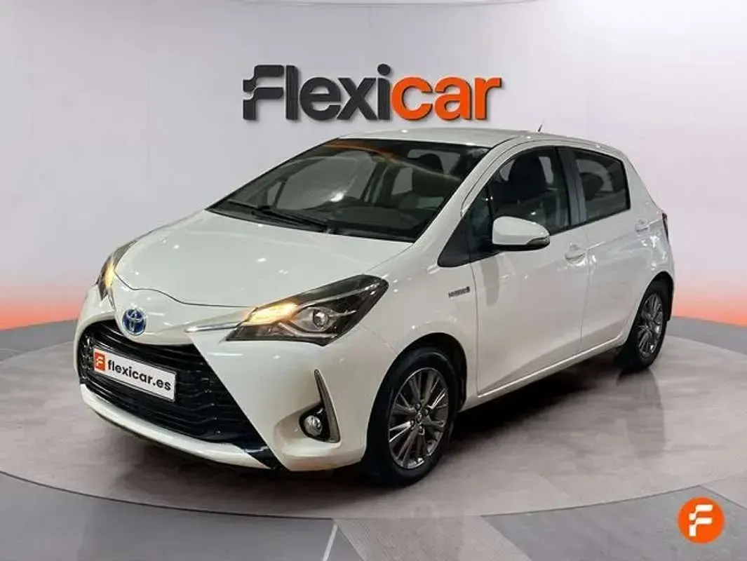 Usado Toyota Yaris Hybrid Active 99 CV (72 kW) 2019 Blanco Utilitario
