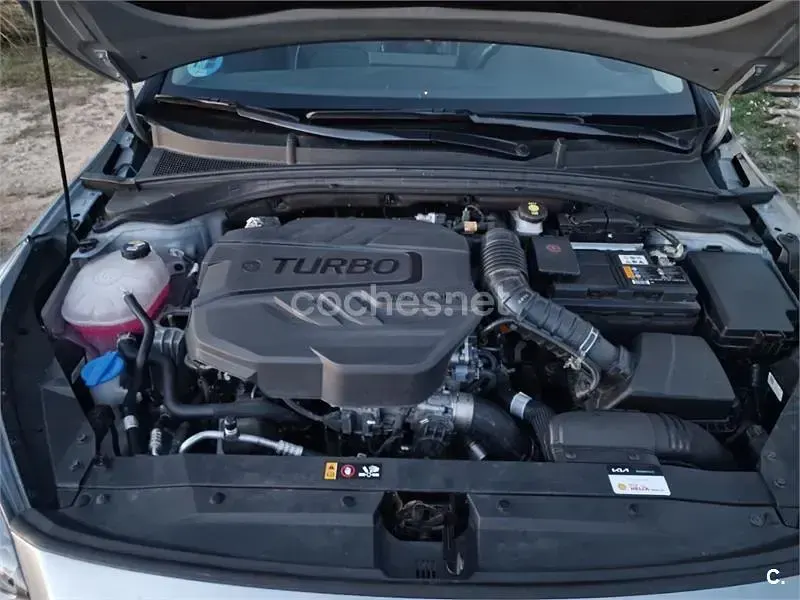 Usado Kia Ceed 136 CV (100 kW) 2024 Gris / plata Utilitario