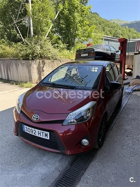 Rojo Usado 2013 Toyota Yaris Hybrid Active Berlina | 10.000 € (Precio justo) - Imagen 1/4