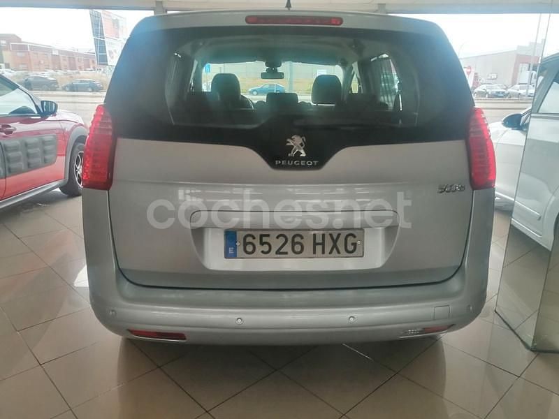 Usado Peugeot 5008 Active 115 CV (84 kW) 2014 Gris / plata Monovolumen