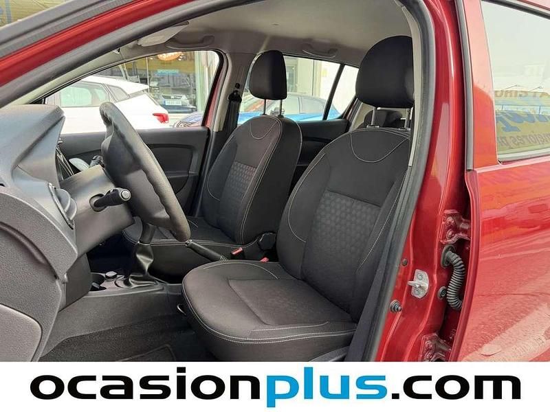 Usado Dacia Sandero Lauréate 75 CV (55 kW) 2015 Rojo Utilitario