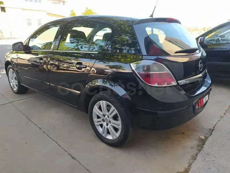Usado Opel Astra Sport 110 CV (80 kW) 2010 Negro Berlina
