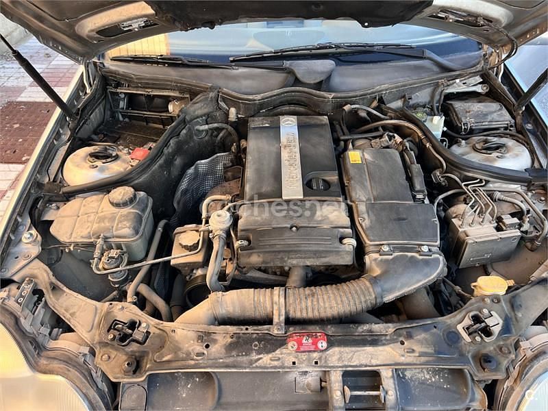 Usado Mercedes C200 Avantgarde 163 CV (119 kW) 2002 Gris / plata Berlina