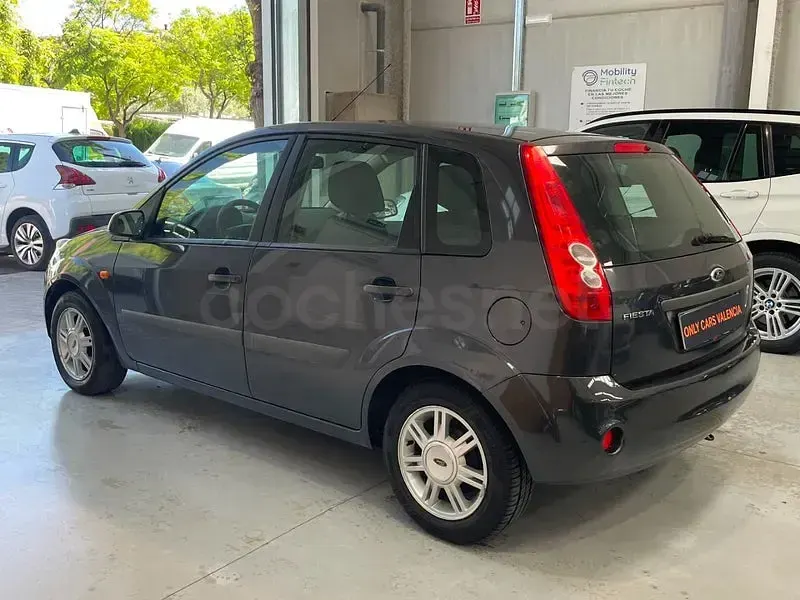 Usado Ford Fiesta 70 CV (51 kW) 2007 Azul Utilitario