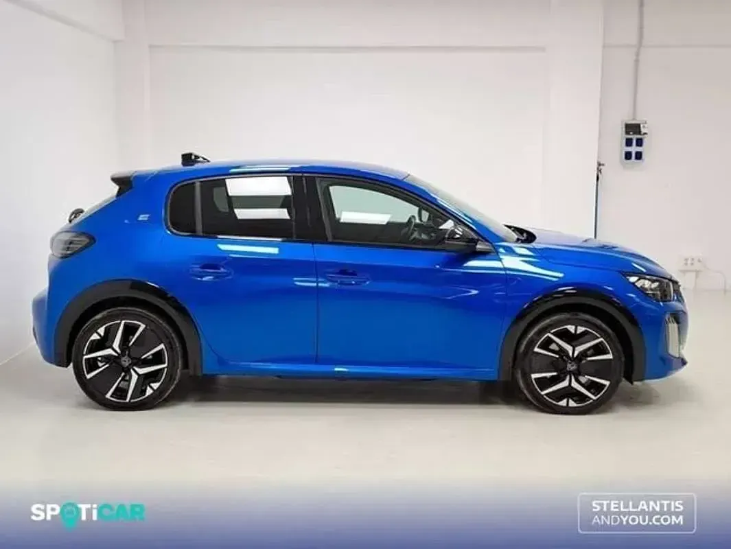 Usado Peugeot e-208 GT 100 kW (136 CV) 2024 Azul Utilitario