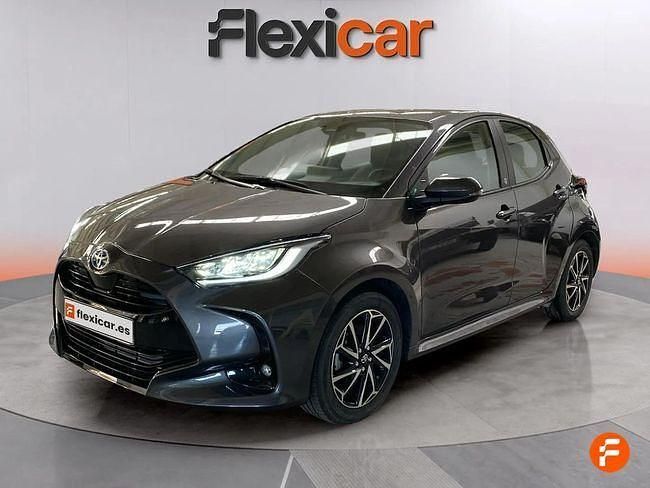 Usado Toyota Yaris Hybrid Plus 116 CV (85 kW) 2022 Gris Berlina