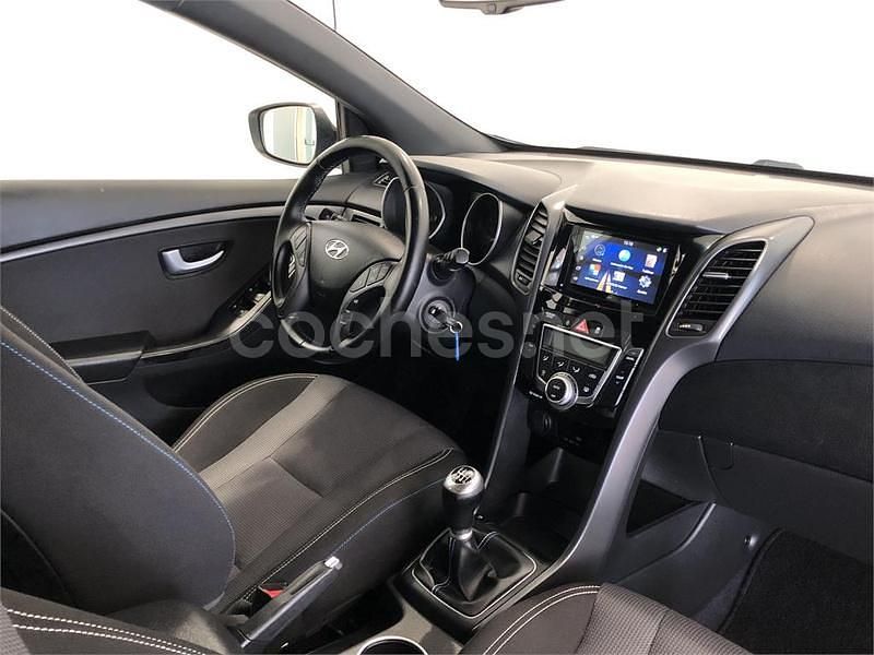 Usado Hyundai i30 GO! 100 CV (73 kW) 2016 Blanco Berlina