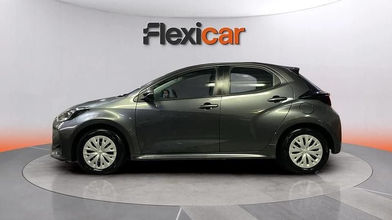 Usado Toyota Yaris Hybrid Active 116 CV (85 kW) 2023 Rojo Utilitario