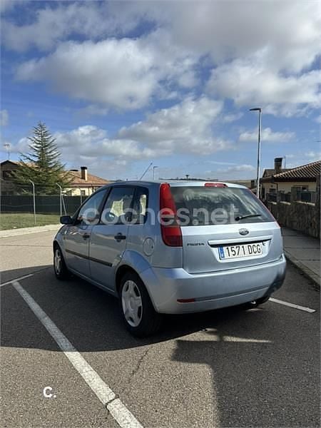 Usado Ford Fiesta Ghia 80 CV (58 kW) 2005 Azul Utilitario