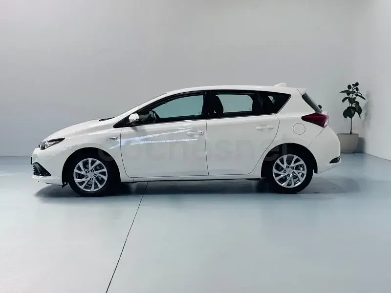 Usado Toyota Auris Hybrid Active 136 CV (100 kW) 2016 Blanco Berlina