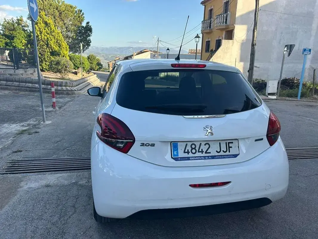 Usado Peugeot 208 Allure 99 CV (72 kW) 2015 Blanco Utilitario