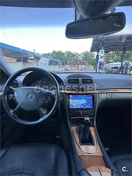 Usado Mercedes E240 Elegance 170 CV (125 kW) 2002 Gris / plata Berlina