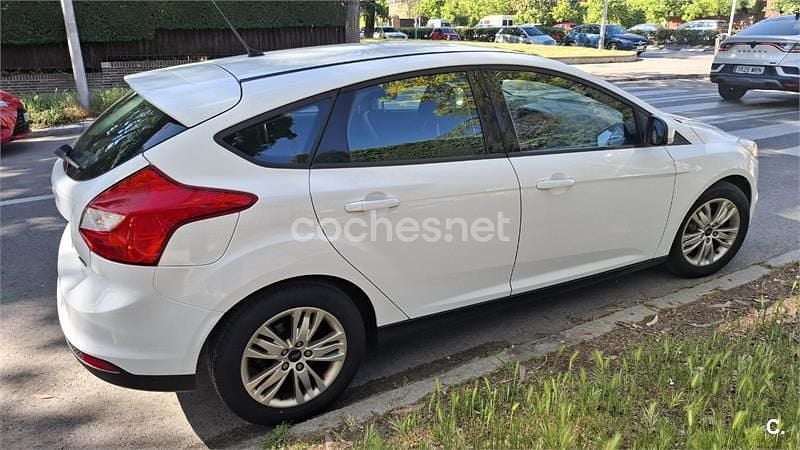 Usado Ford Focus Trend 100 CV (73 kW) 2012 Blanco Berlina