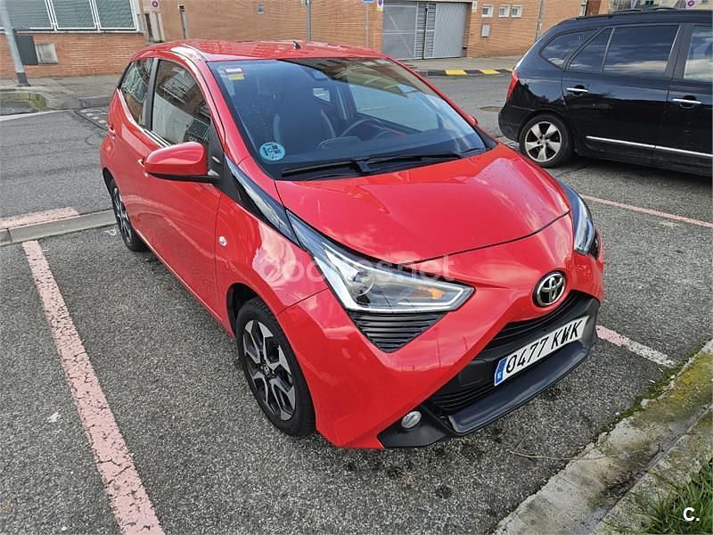 Usado Toyota Aygo X-play 69 CV (50 kW) 2018 Rojo Utilitario