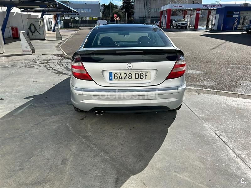 Usado Mercedes C180 143 CV (105 kW) 2004 Gris / plata Berlina