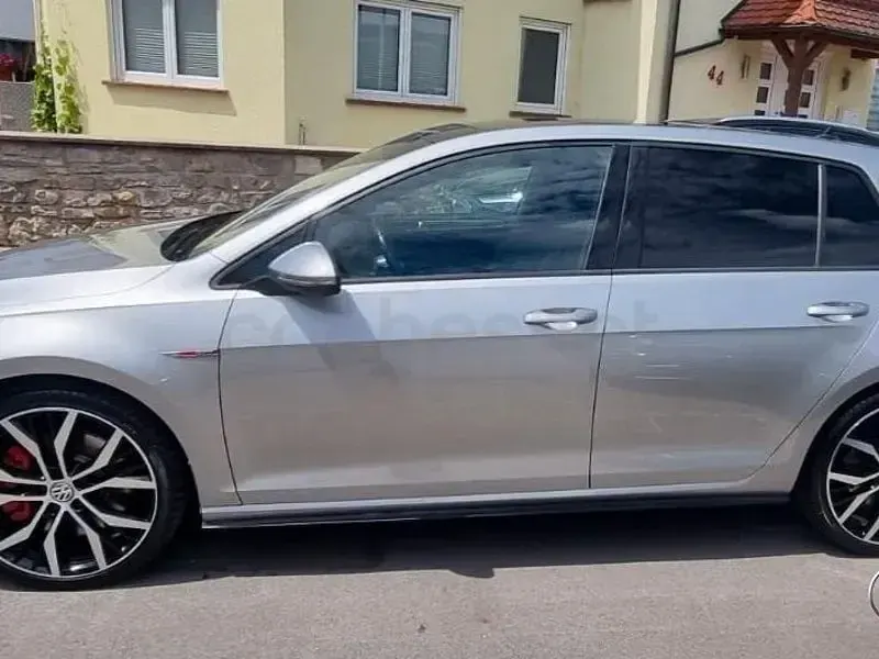 Usado VW Golf VII GTI 245 CV (180 kW) 2017 Gris / plata Berlina