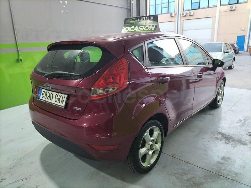 Usado Ford Fiesta Trend 90 CV (66 kW) 2009 Violeta / lila Utilitario