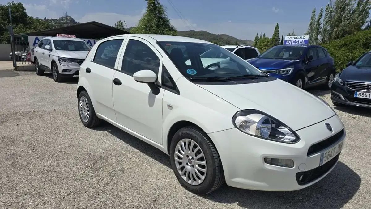 Usado Fiat Punto Pop 77 CV (56 kW) 2016 Blanco Utilitario