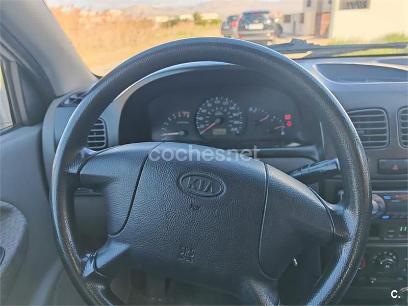 Usado Kia Rio 98 CV (72 kW) 2002 Beige Berlina