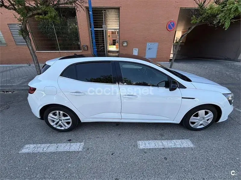 Usado Renault Mégane IV Life 90 CV (66 kW) 2018 Blanco Berlina