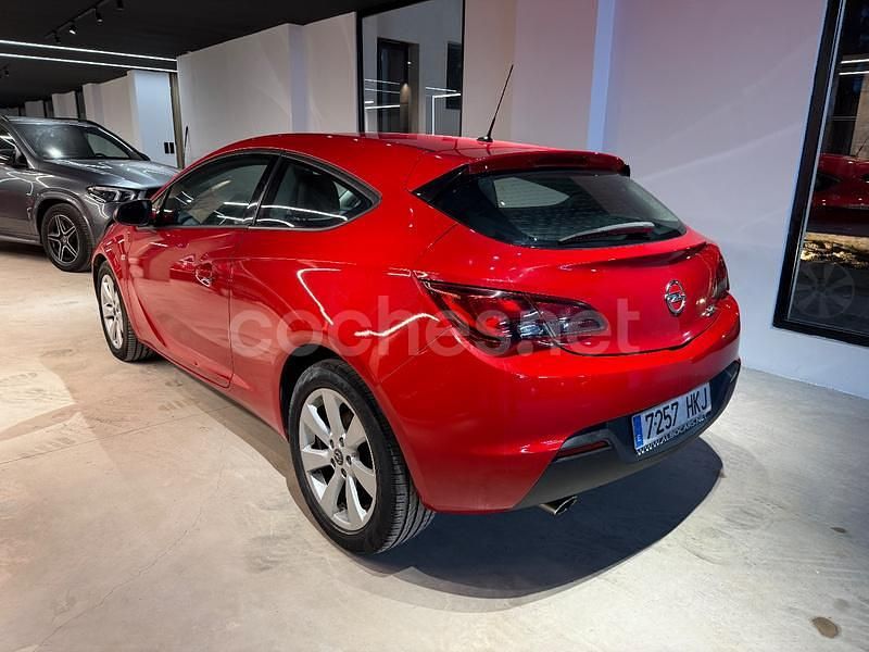 Usado Opel Astra GTC Sportive 165 CV (121 kW) 2013 Rojo Berlina