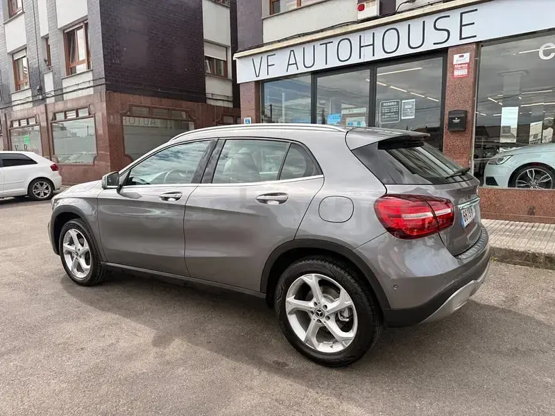 Usado Mercedes GLA180 122 CV (89 kW) 2019 Gris / plata SUV