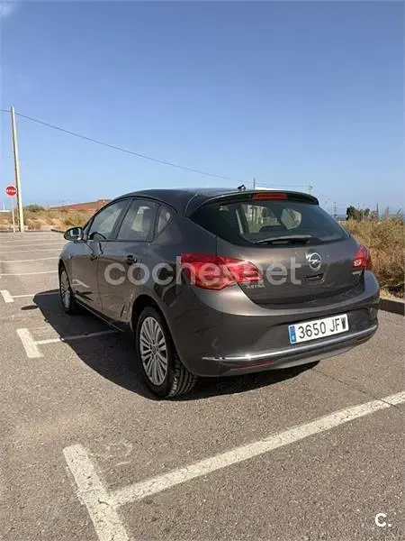Usado Opel Astra Selective 110 CV (80 kW) 2015 Gris / plata Berlina