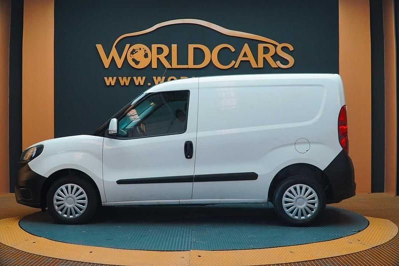 Usado Fiat Doblò 90 CV (66 kW) 2022 Blanco Monovolumen