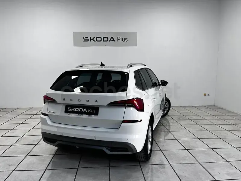 Usado Skoda Kamiq 110 CV (80 kW) 2022 Blanco SUV