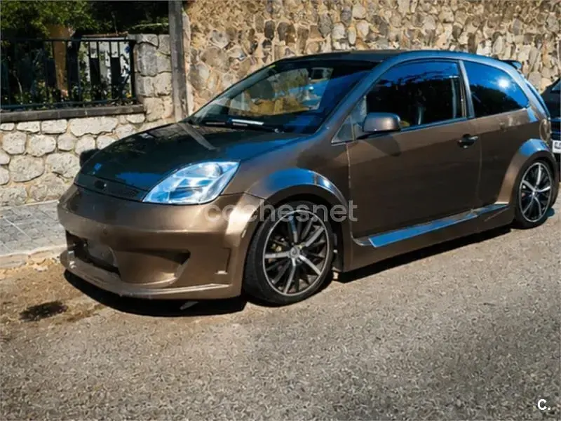 Usado Ford Fiesta Trend 80 CV (58 kW) 2005 Marrón Utilitario