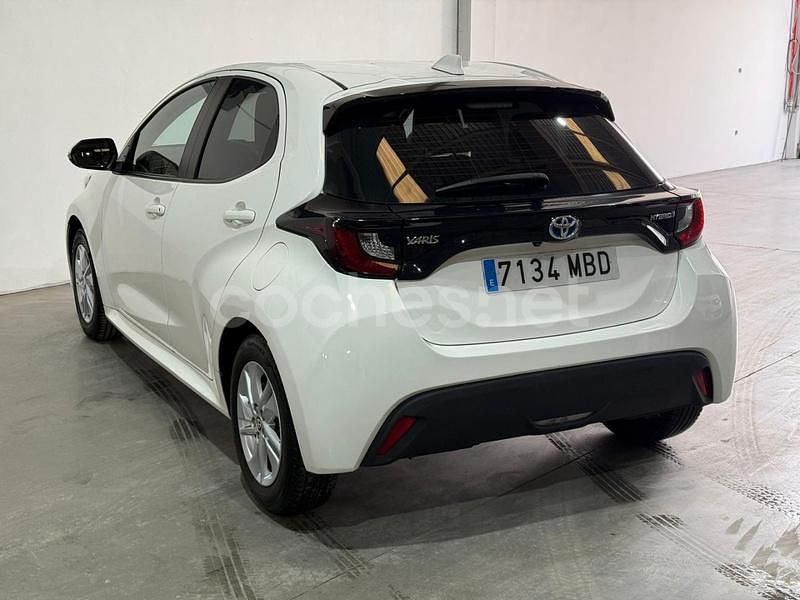 Usado Toyota Yaris Hybrid Business Edition 116 CV (85 kW) 2022 Blanco Berlina