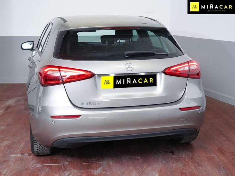 Usado Mercedes A180 116 CV (85 kW) 2021 Gris Utilitario
