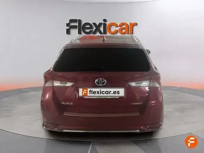 Usado Toyota Auris Hybrid Active 136 CV (100 kW) 2018 Rojo