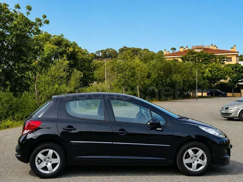 Usado Peugeot 207 75 CV (55 kW) 2012 Negro Berlina