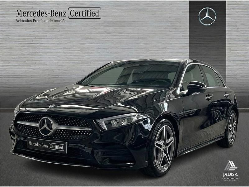 Usado Mercedes A180 AMG line 136 CV (100 kW) 2025 Negro cosmos Berlina