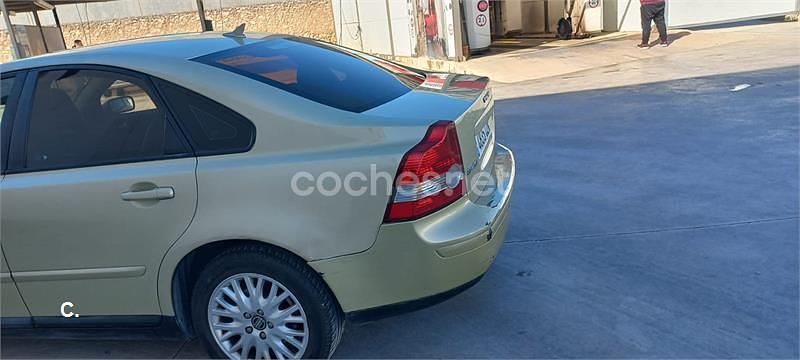 Usado Volvo S40 Momentum 140 CV (102 kW) 2004 Amarillo Berlina