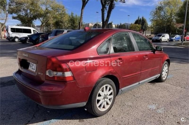 Usado Volvo S40 Kinetic 136 CV (100 kW) 2006 Granate Berlina