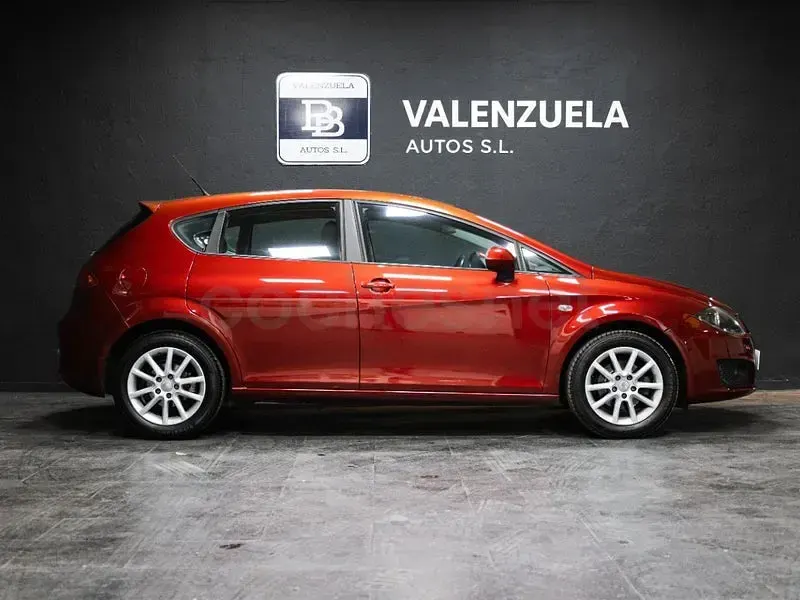 Usado Seat Leon Style 105 CV (77 kW) 2010 Granate Utilitario
