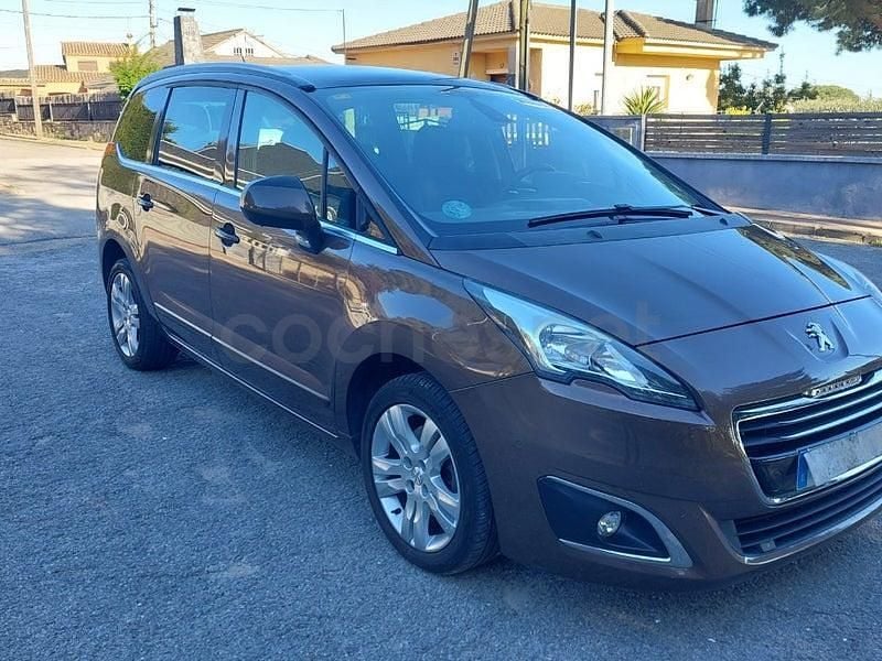Usado Peugeot 5008 Allure 120 CV (88 kW) 2016 Marrón Monovolumen
