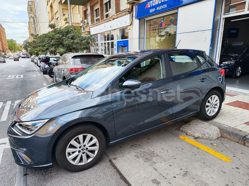 Usado Seat Ibiza Style 110 CV (80 kW) 2023 Gris / plata Berlina