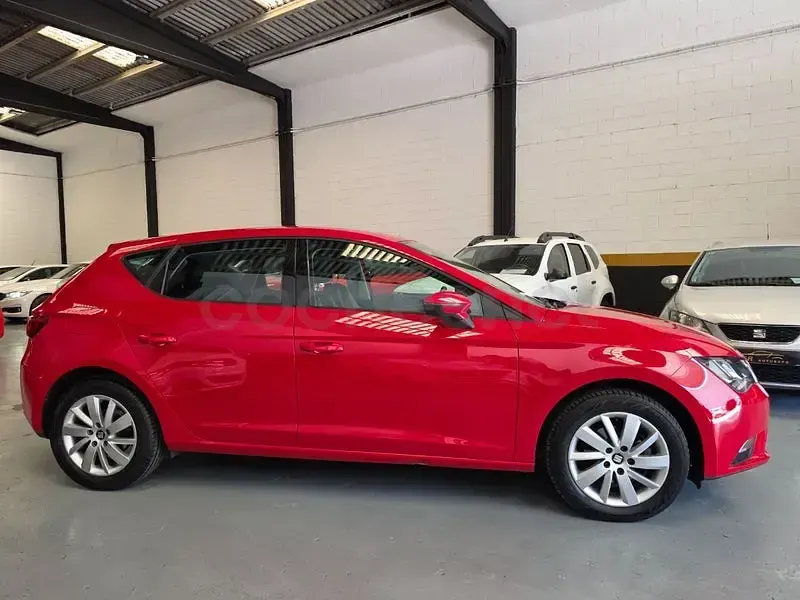 Usado Seat Leon Reference 105 CV (77 kW) 2014 Rojo Berlina
