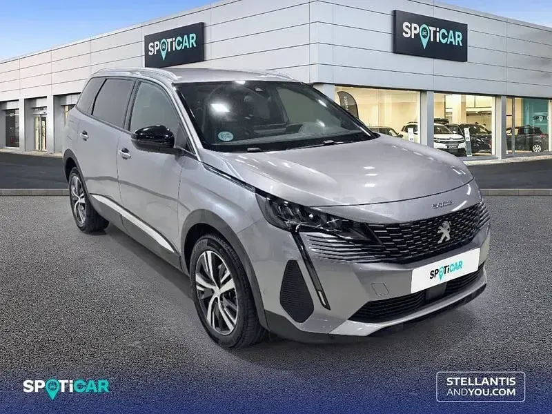 Usado Peugeot 5008 Allure 130 CV (95 kW) 2024 Gris / plata SUV