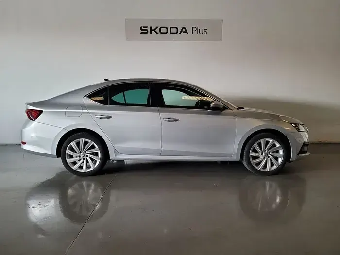 Usado Skoda Octavia Style 204 CV (150 kW) 2022 Gris plata Berlina